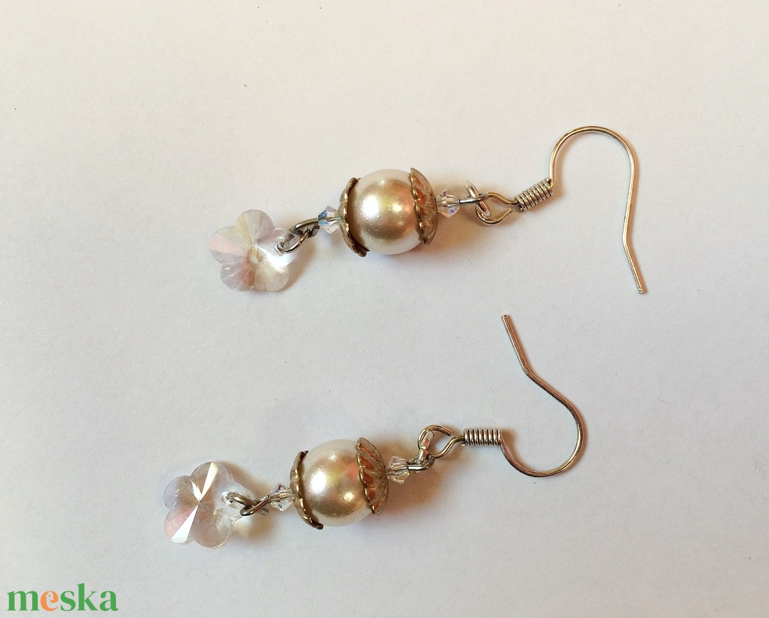 Gyöngy fülbevaló kis kristály virággal - ékszer - fülbevaló - lógó fülbevaló - Meska.hu Gyöngy fülbevaló kis kristály virággal - ékszer - fülbevaló - lógó fülbevaló - Meska.hu