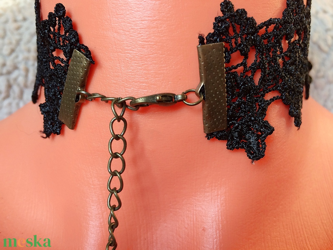 Fekete csipke nyakék rózsával és bronz toll függővel - ékszer - nyaklánc - medálos nyaklánc - Meska.hu Fekete csipke nyakék rózsával és bronz toll függővel - ékszer - nyaklánc - medálos nyaklánc - Meska.hu