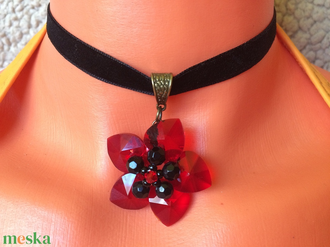 Piros lótuszvirág medálos nyakék bársony choker Halloween - ékszer - nyaklánc - medálos nyaklánc - Meska.hu Piros lótuszvirág medálos nyakék bársony choker Halloween - ékszer - nyaklánc - medálos nyaklánc - Meska.hu