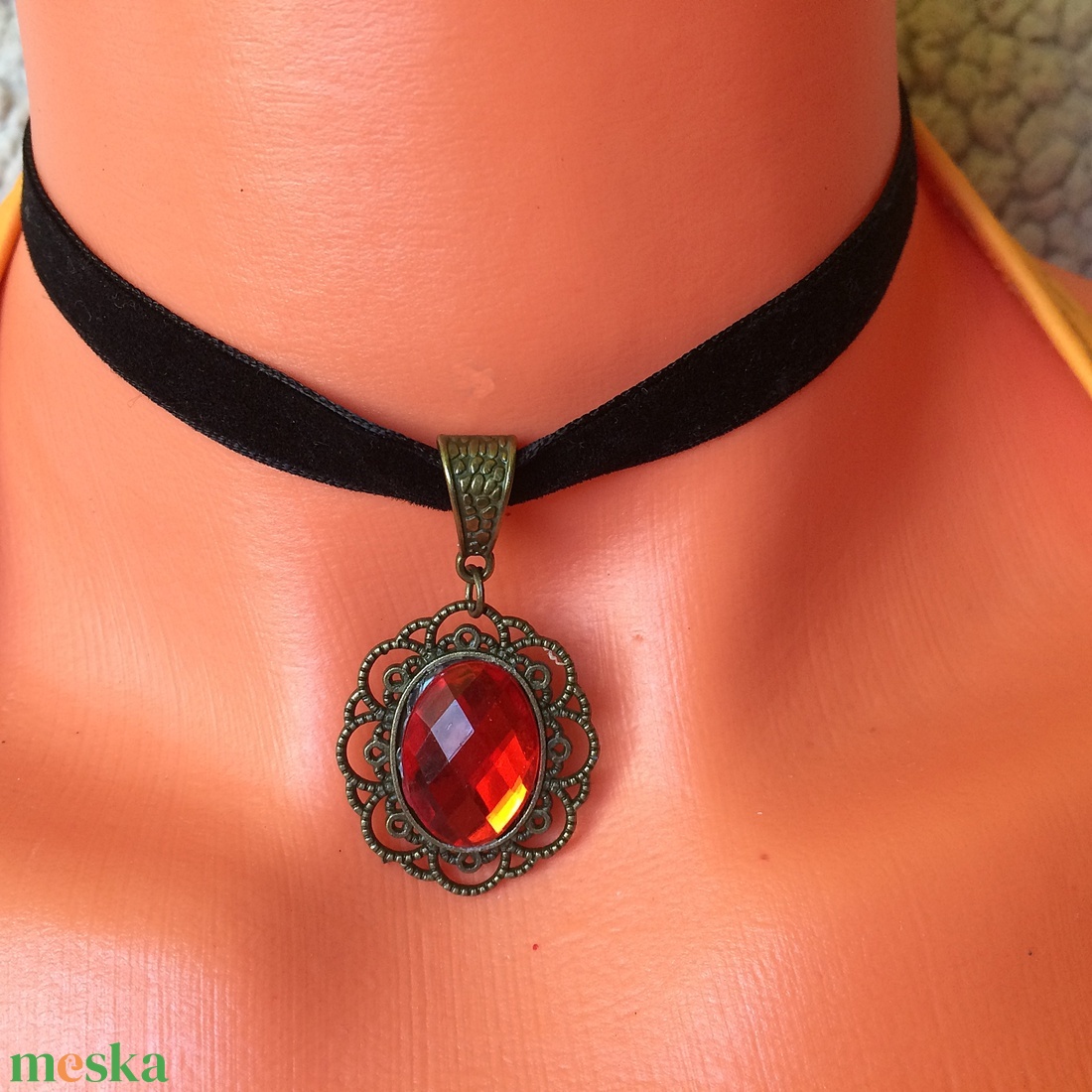 Piros köves bársony choker nyakék női bronz Halloween - ékszer - nyaklánc - medálos nyaklánc - Meska.hu Piros köves bársony choker nyakék női bronz Halloween - ékszer - nyaklánc - medálos nyaklánc - Meska.hu