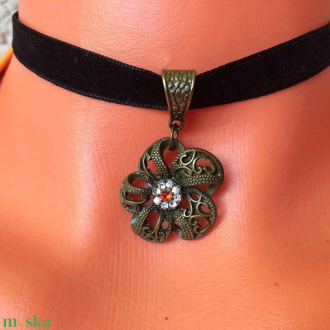 Virág alakú köves medálos bársony choker nyakék fekete Halloween - ékszer - nyaklánc - medálos nyaklánc - Meska.hu Virág alakú köves medálos bársony choker nyakék fekete Halloween - ékszer - nyaklánc - medálos nyaklánc - Meska.hu