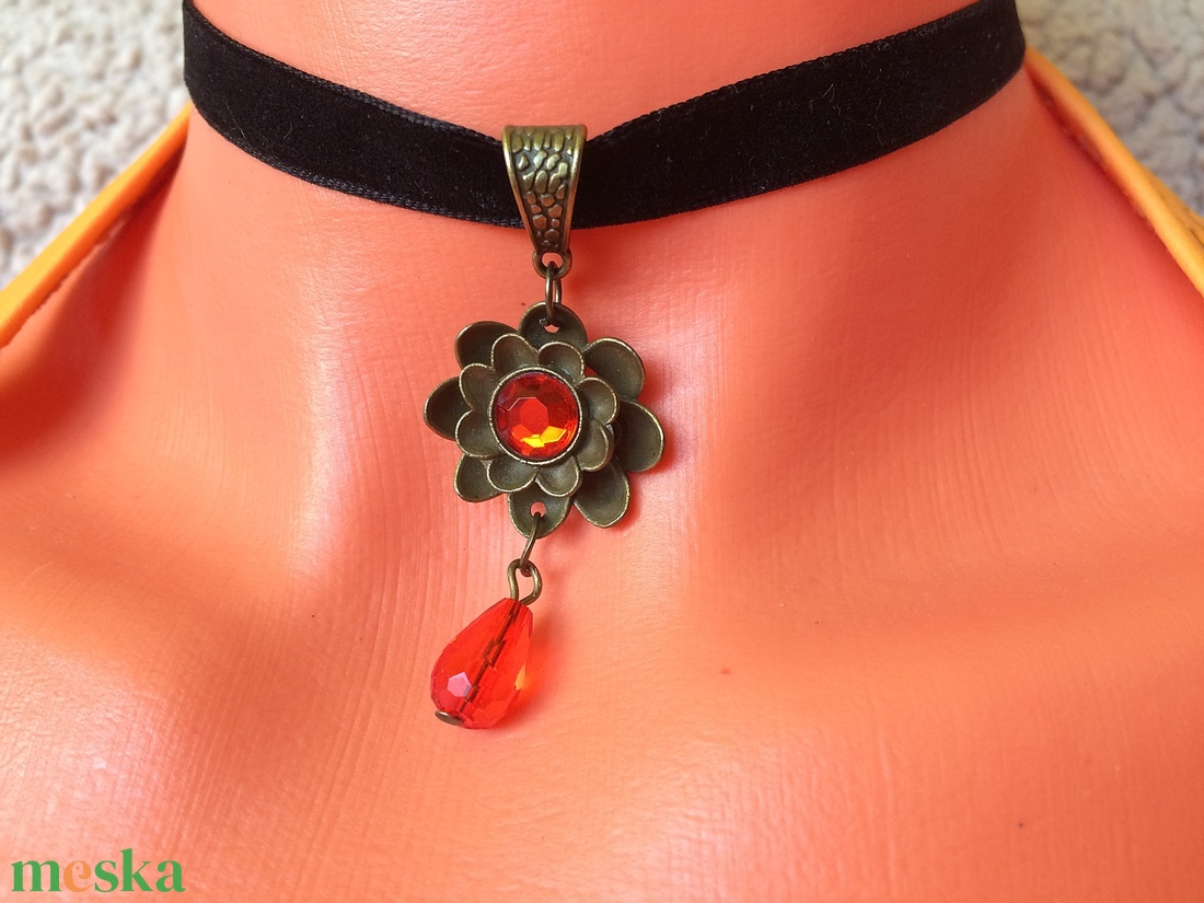 Virág alakú piros köves medál bársony choker nyakék függővel Halloween - ékszer - nyaklánc - medálos nyaklánc - Meska.hu Virág alakú piros köves medál bársony choker nyakék függővel Halloween - ékszer - nyaklánc - medálos nyaklánc - Meska.hu
