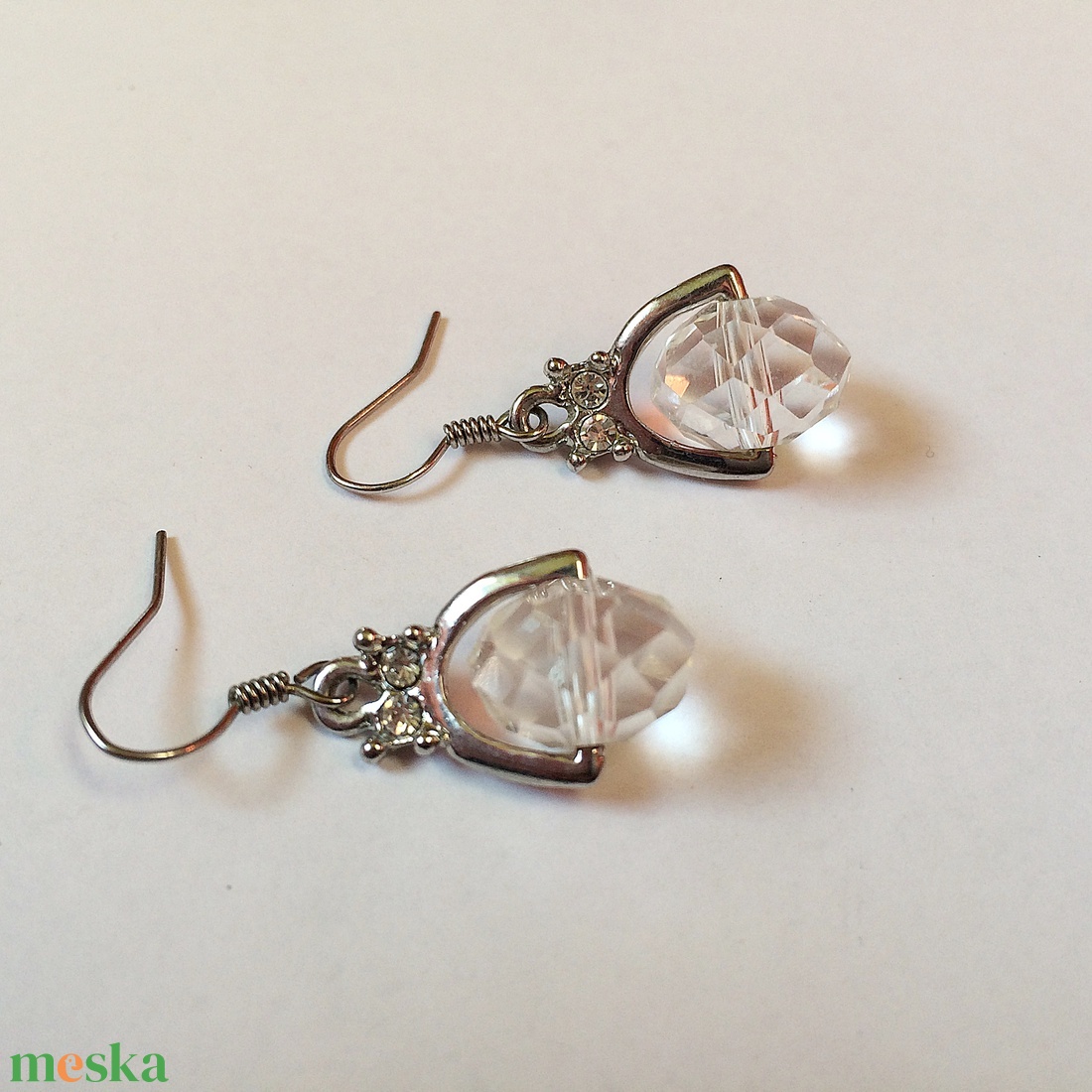 Áttetsző csiszolt gyöngy strasszos fémkeretben - ékszer - fülbevaló - lógós kerek fülbevaló - Meska.hu