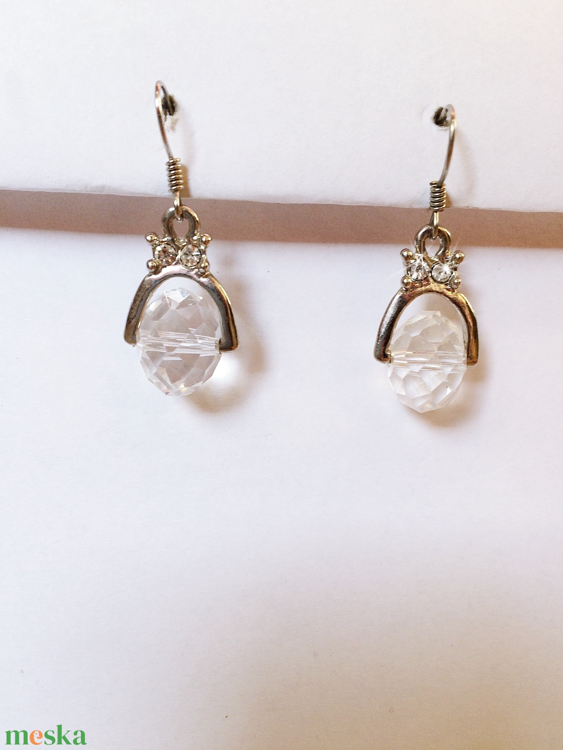 Áttetsző csiszolt gyöngy strasszos fémkeretben - ékszer - fülbevaló - lógós kerek fülbevaló - Meska.hu