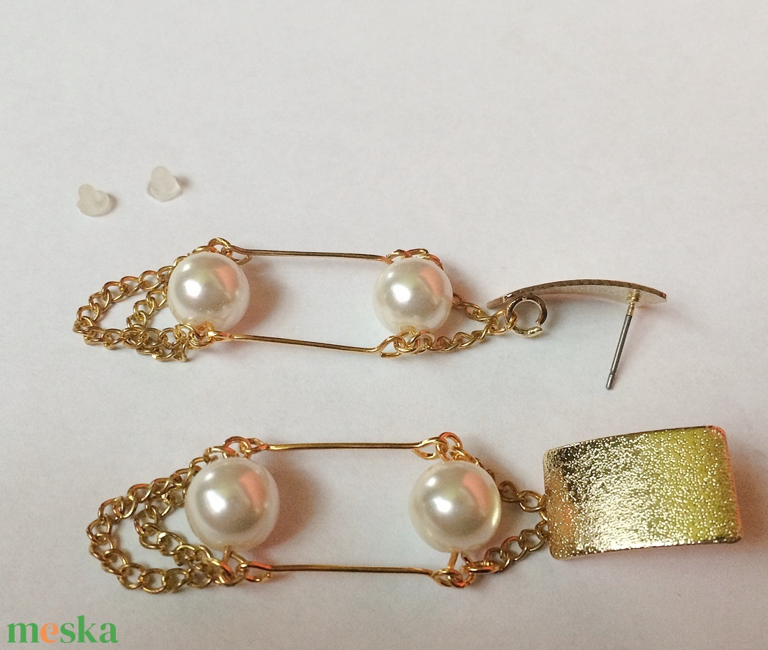 Art Deco stílusú modern fülbevaló fehér gyöngy arany szín - ékszer - fülbevaló - lógó fülbevaló - Meska.hu