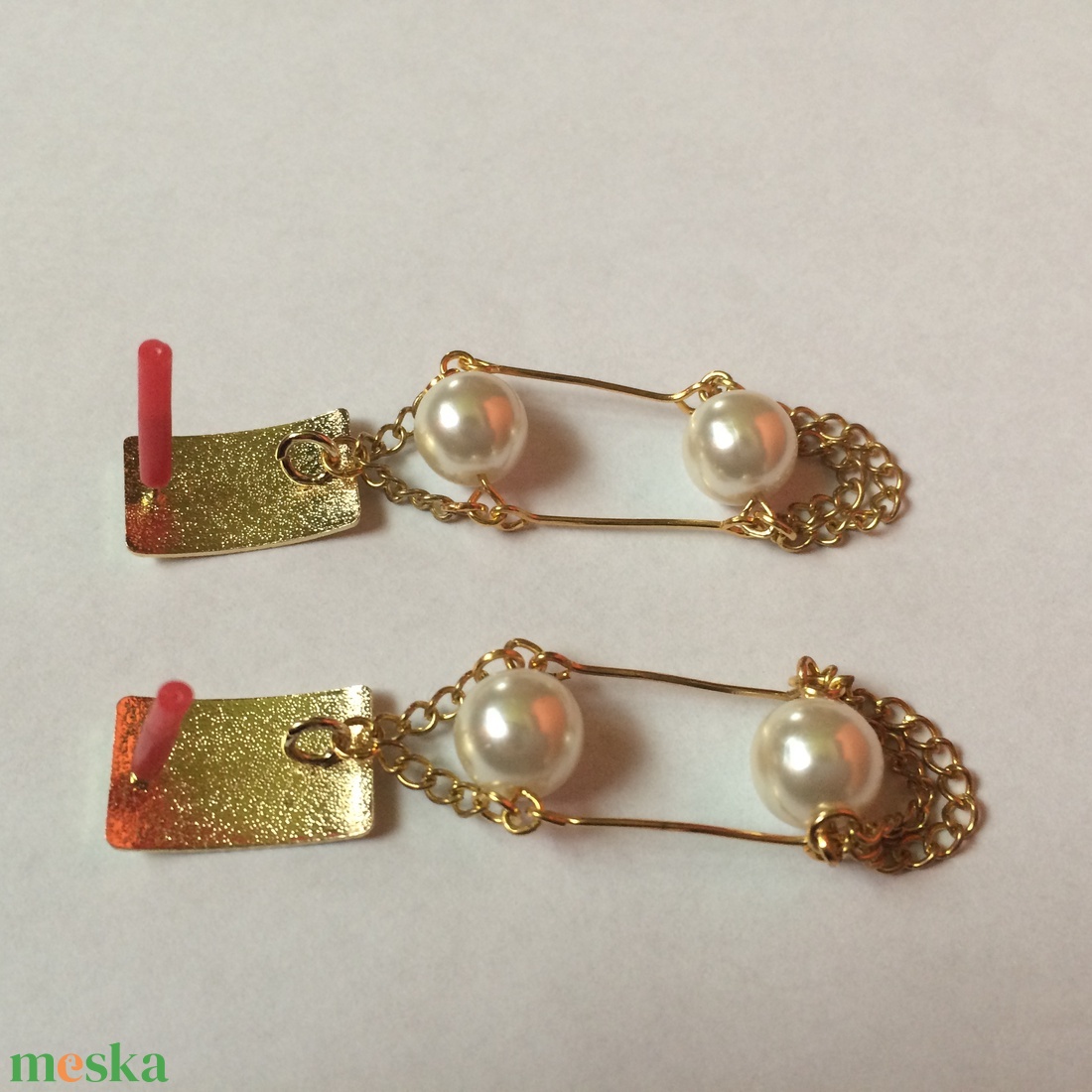 Art Deco stílusú modern fülbevaló fehér gyöngy arany szín - ékszer - fülbevaló - lógó fülbevaló - Meska.hu
