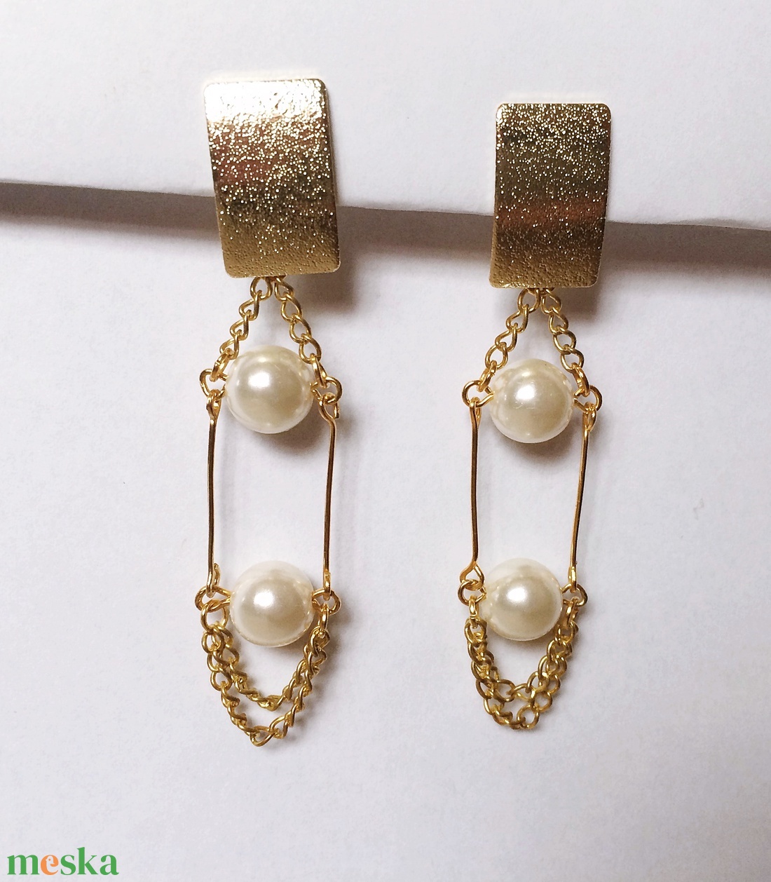 Art Deco stílusú modern fülbevaló fehér gyöngy arany szín - ékszer - fülbevaló - lógó fülbevaló - Meska.hu