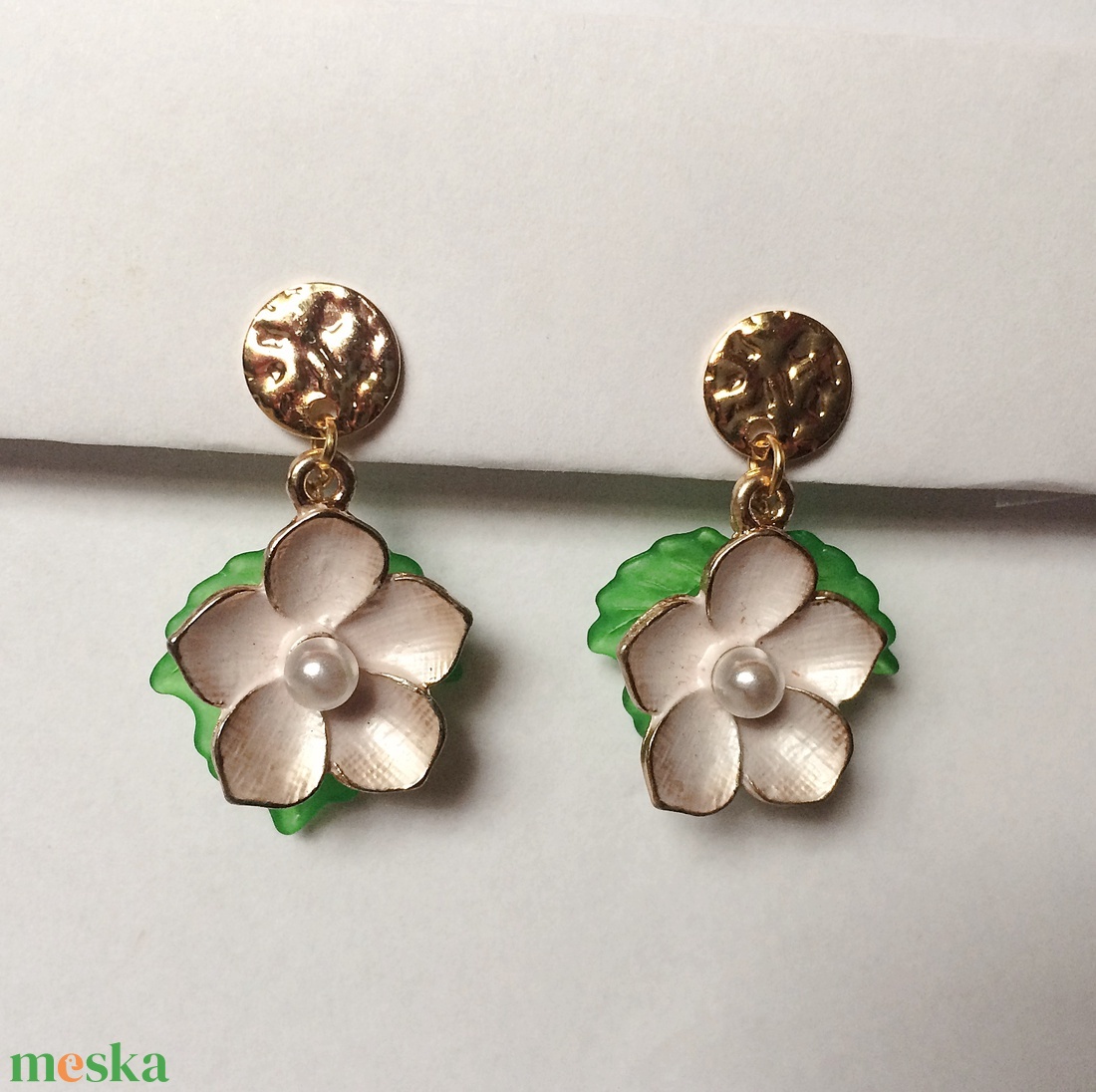 Tavaszváró rózsaszín virág zöld levél fülbevaló - ékszer - fülbevaló - lógó fülbevaló - Meska.hu