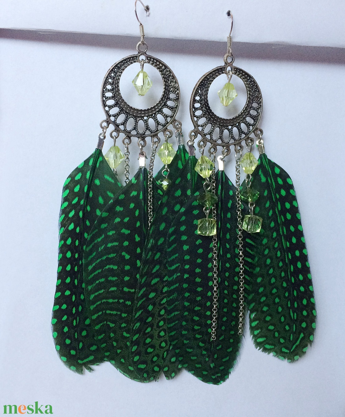 Zöld pettyes fülbevaló gyöngyös függőkkel  - ékszer - fülbevaló - rojtos fülbevaló - Meska.hu