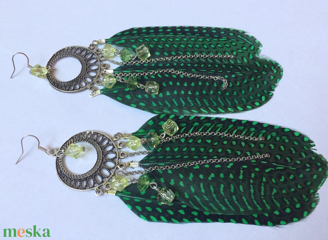 Zöld pettyes fülbevaló gyöngyös függőkkel  - ékszer - fülbevaló - rojtos fülbevaló - Meska.hu