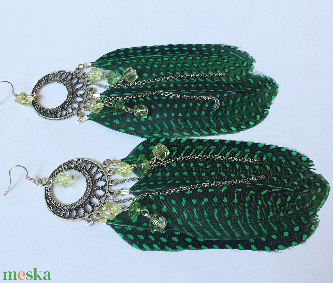 Zöld pettyes fülbevaló gyöngyös függőkkel  - ékszer - fülbevaló - rojtos fülbevaló - Meska.hu