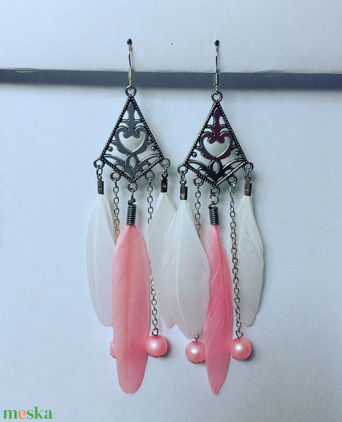 Rózsaszín -fehér tollas fülbevaló gyöngy függőkkel  - ékszer - fülbevaló - rojtos fülbevaló - Meska.hu