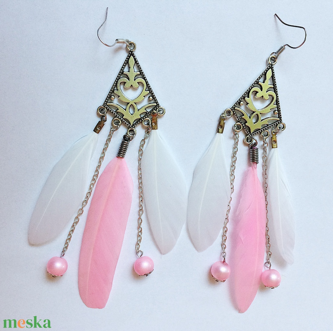 Rózsaszín -fehér tollas fülbevaló gyöngy függőkkel  - ékszer - fülbevaló - rojtos fülbevaló - Meska.hu