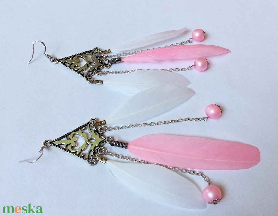 Rózsaszín -fehér tollas fülbevaló gyöngy függőkkel  - ékszer - fülbevaló - rojtos fülbevaló - Meska.hu