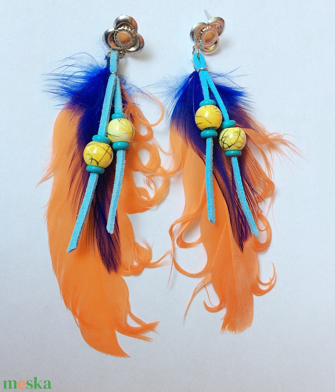 Kék narancs sárga tollas fülbevaló gyöngy függőkkel  - ékszer - fülbevaló - rojtos fülbevaló - Meska.hu