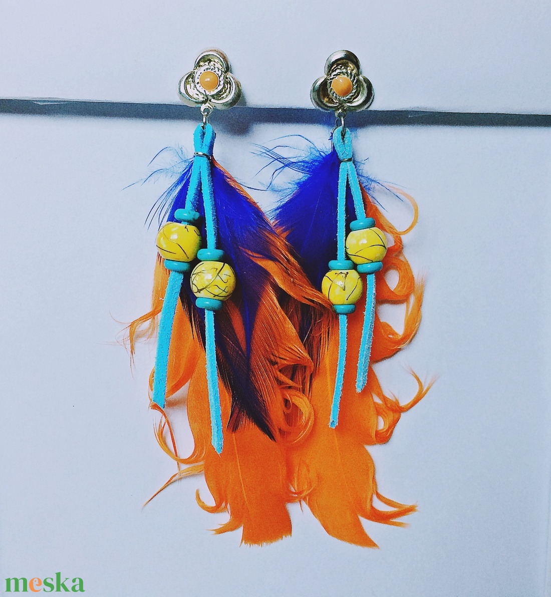 Kék narancs sárga tollas fülbevaló gyöngy függőkkel  - ékszer - fülbevaló - rojtos fülbevaló - Meska.hu