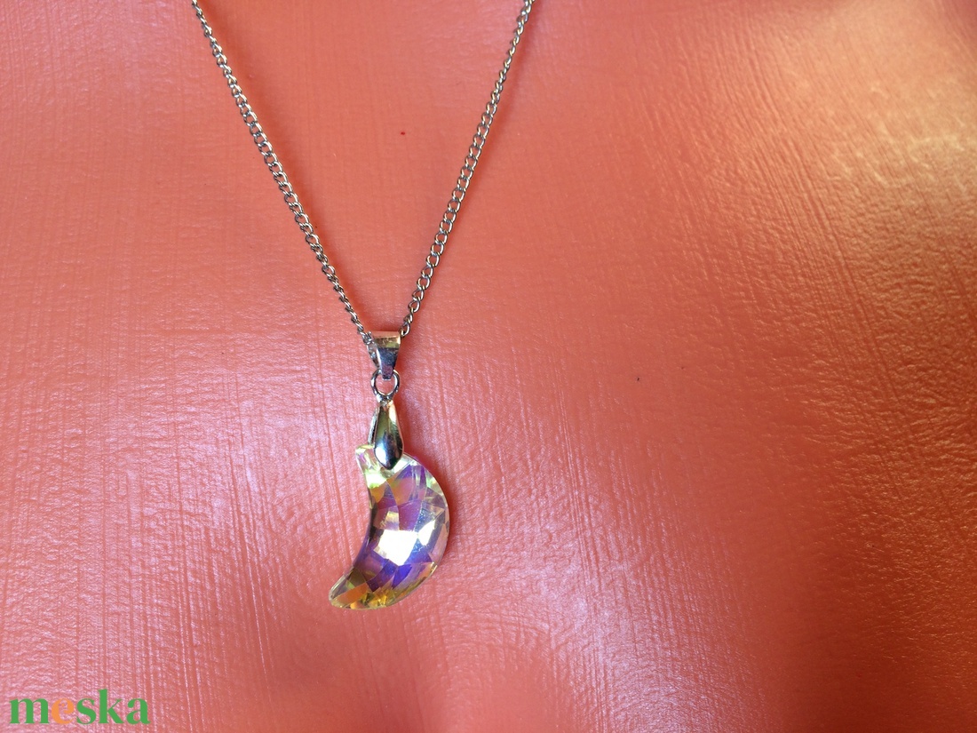 Ezüst színű nyaklánc csiszolt hold kristály medállal - ékszer - nyaklánc - medálos nyaklánc - Meska.hu