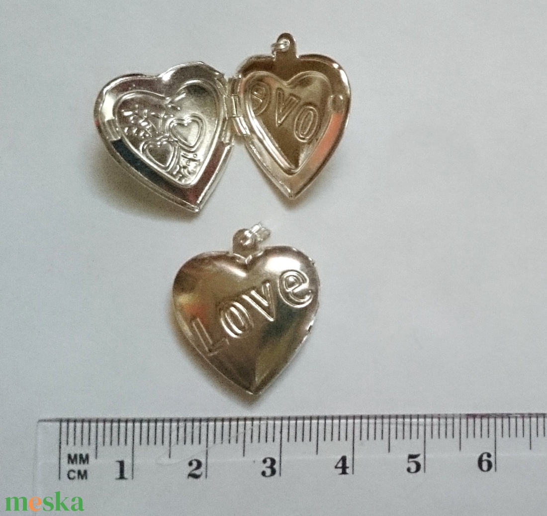 Vintage szív alakú kis medál nyitható ezüst színű 2 db  - kellékek & szerszámok - ékszerkellék - medál csomag - Meska.hu