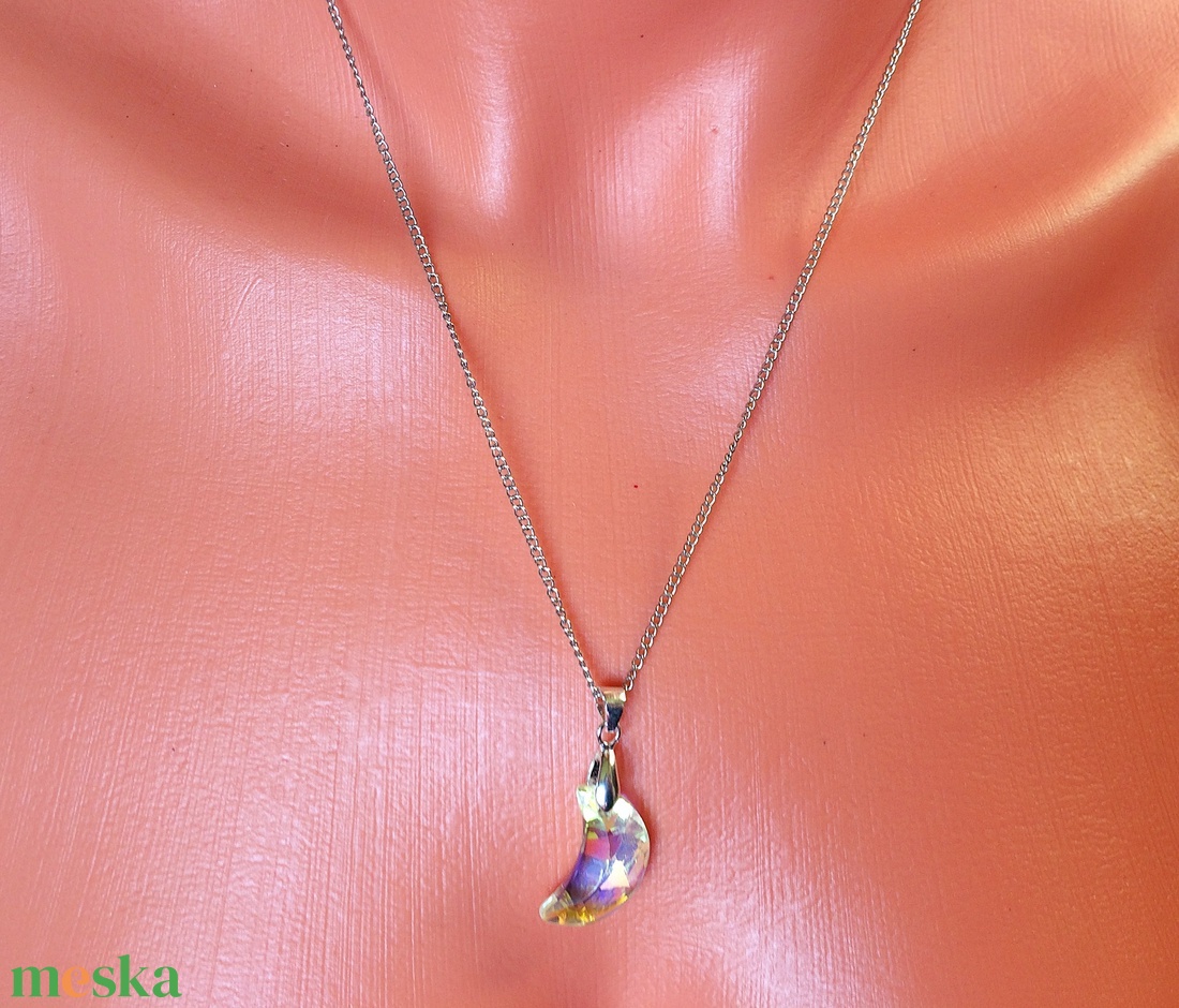 Ezüst színű nyaklánc csiszolt hold kristály medállal - ékszer - nyaklánc - medálos nyaklánc - Meska.hu