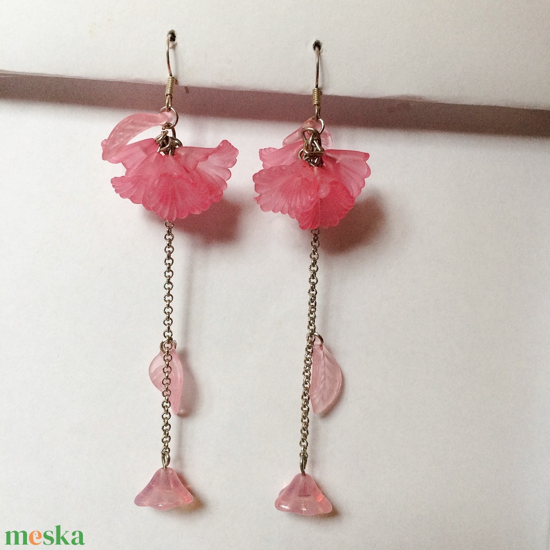 Rózsaszín virágos- leveles fülbevaló  - ékszer - fülbevaló - lógó fülbevaló - Meska.hu