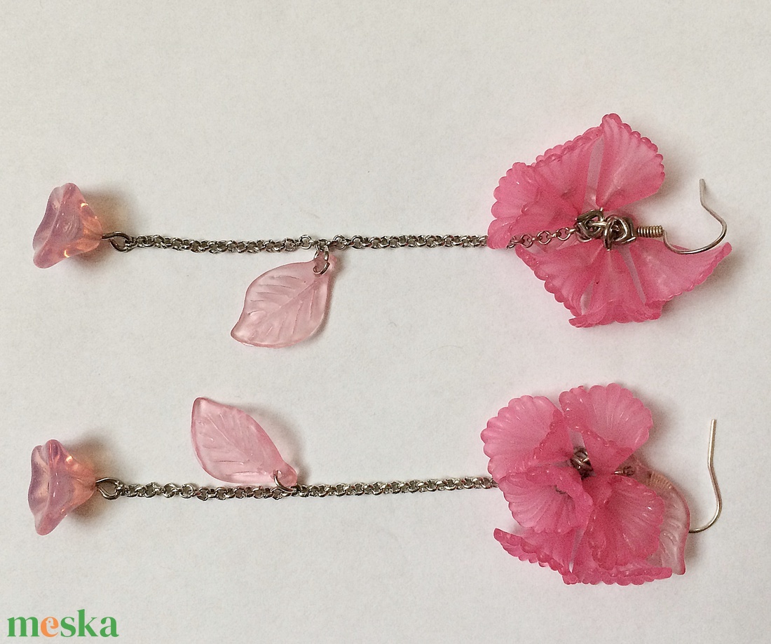 Rózsaszín virágos- leveles fülbevaló  - ékszer - fülbevaló - lógó fülbevaló - Meska.hu