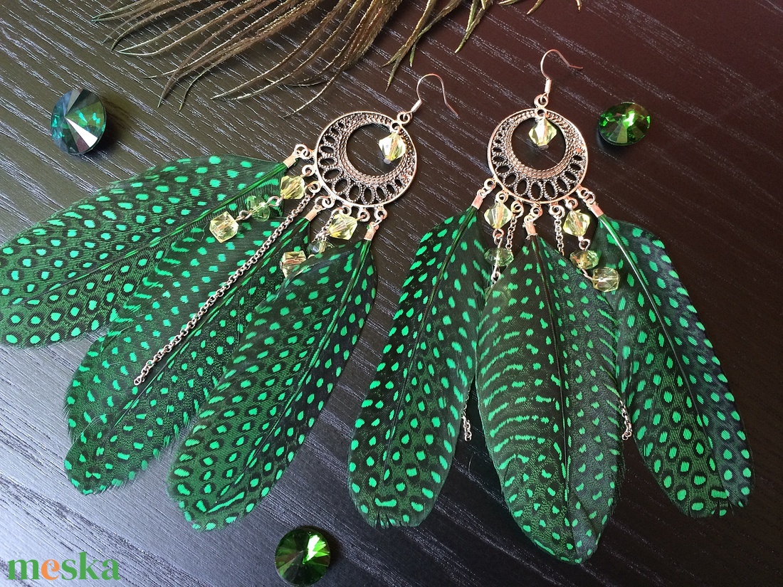 Libbenő pihék- Zöld toll fülbevaló gyöngyös függőkkel  - ékszer - fülbevaló - rojtos fülbevaló - Meska.hu