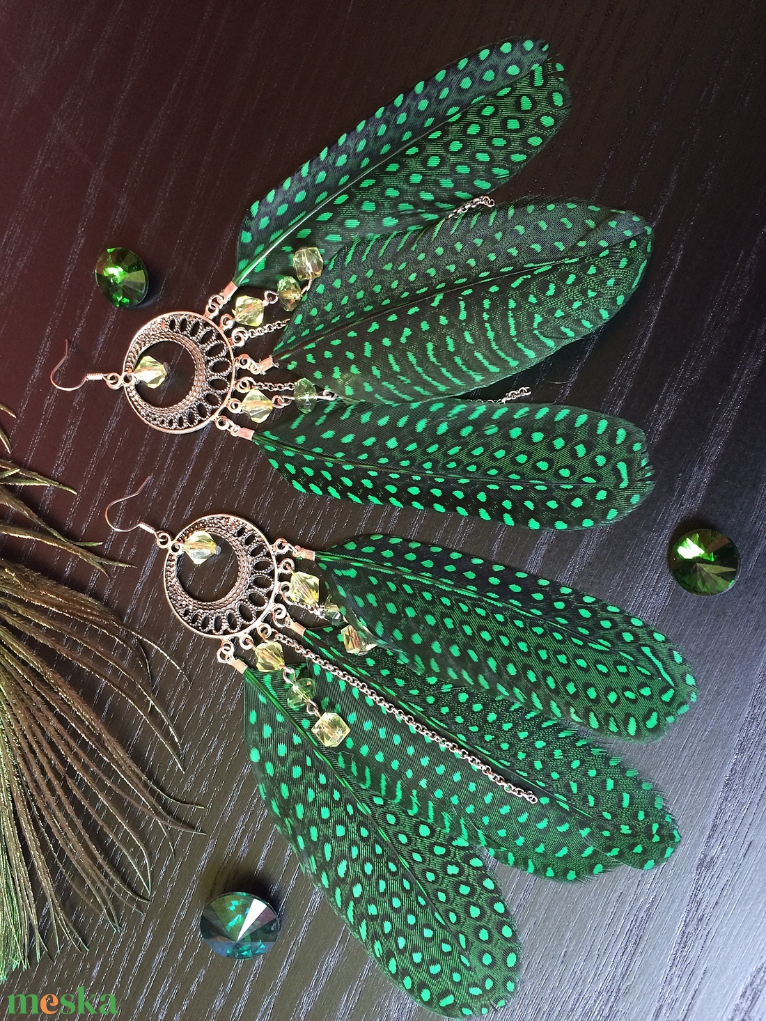 Libbenő pihék- Zöld toll fülbevaló gyöngyös függőkkel  - ékszer - fülbevaló - rojtos fülbevaló - Meska.hu