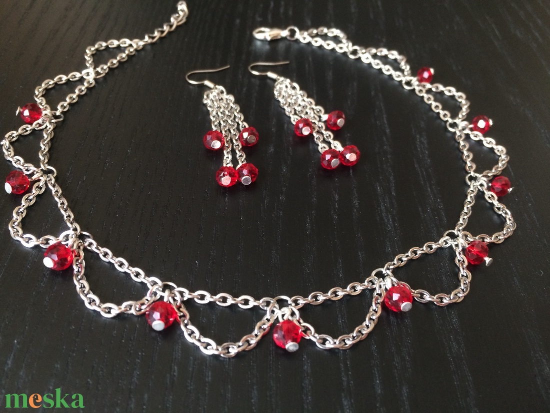 Ezüst fém choker stílusú nyaklánc+ fülbevaló piros gyöngyökkel - ékszer - ékszerszett - Meska.hu