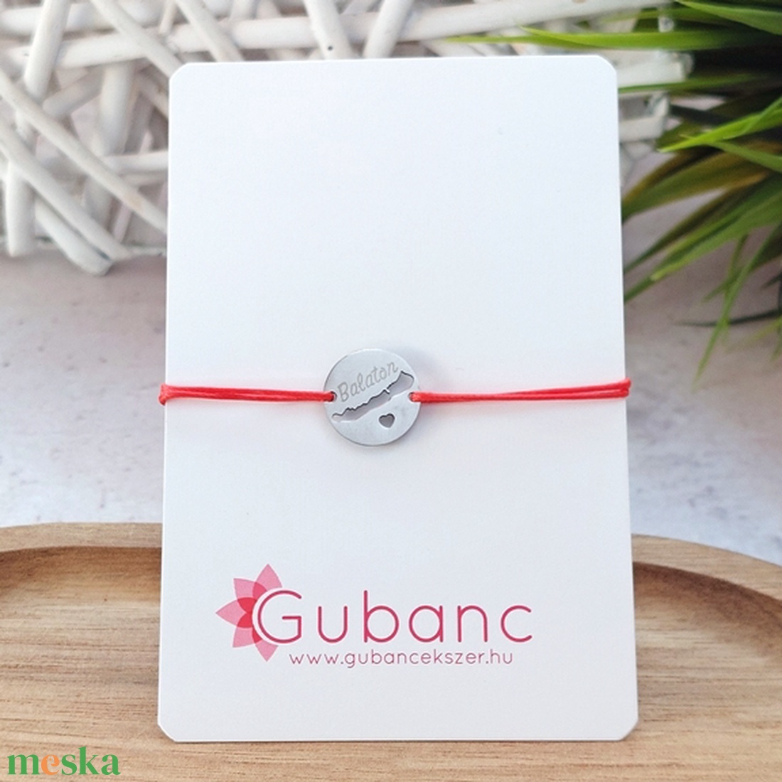 Balaton zsineg karkötő, kerek medállal, piros - ékszer - karkötő - karkötő medállal - Meska.hu