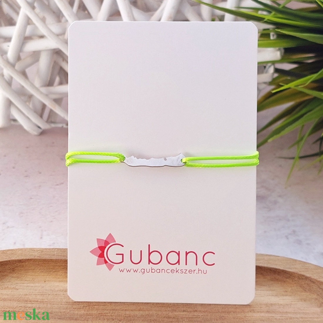 Balaton zsineg karkötő, neonzöld - ékszer - karkötő - karkötő medállal - Meska.hu