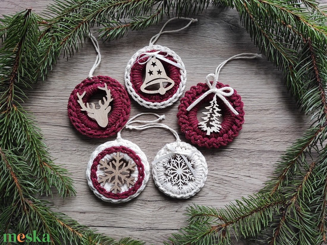 Fa karikára horgolt karácsonyfadísz szett - karácsony - karácsonyi lakásdekoráció - karácsonyfadíszek - Meska.hu