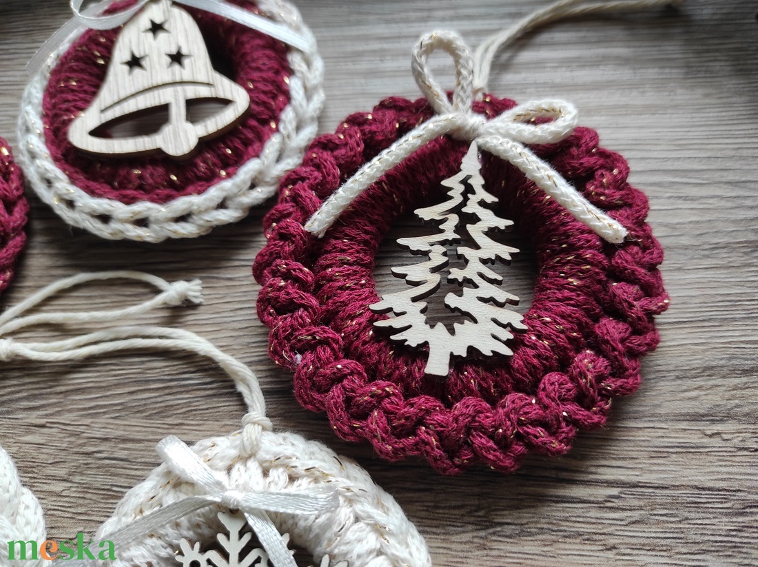 Horgolt karácsonyfadísz szett bordó-natúr színben - karácsony - karácsonyi lakásdekoráció - karácsonyfadíszek - Meska.hu