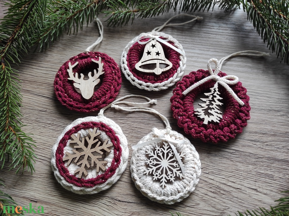 Horgolt karácsonyfadísz szett bordó-natúr színben - karácsony - karácsonyi lakásdekoráció - karácsonyfadíszek - Meska.hu