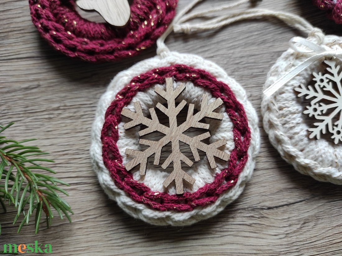 Horgolt karácsonyfadísz szett bordó-natúr színben - karácsony - karácsonyi lakásdekoráció - karácsonyfadíszek - Meska.hu