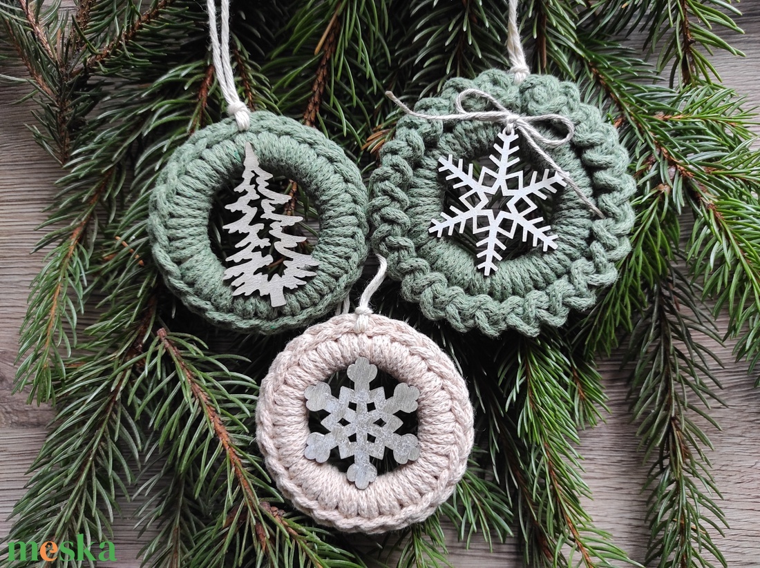 Horgolt karácsonyfadísz szett bézs-eukaliptusz színben - karácsony - karácsonyi lakásdekoráció - karácsonyfadíszek - Meska.hu