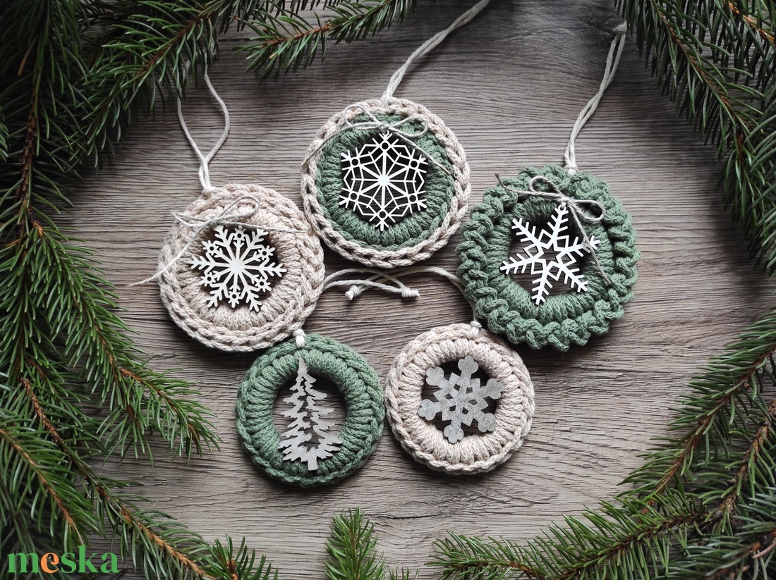 Horgolt karácsonyfadísz szett bézs-eukaliptusz színben - karácsony - karácsonyi lakásdekoráció - karácsonyfadíszek - Meska.hu