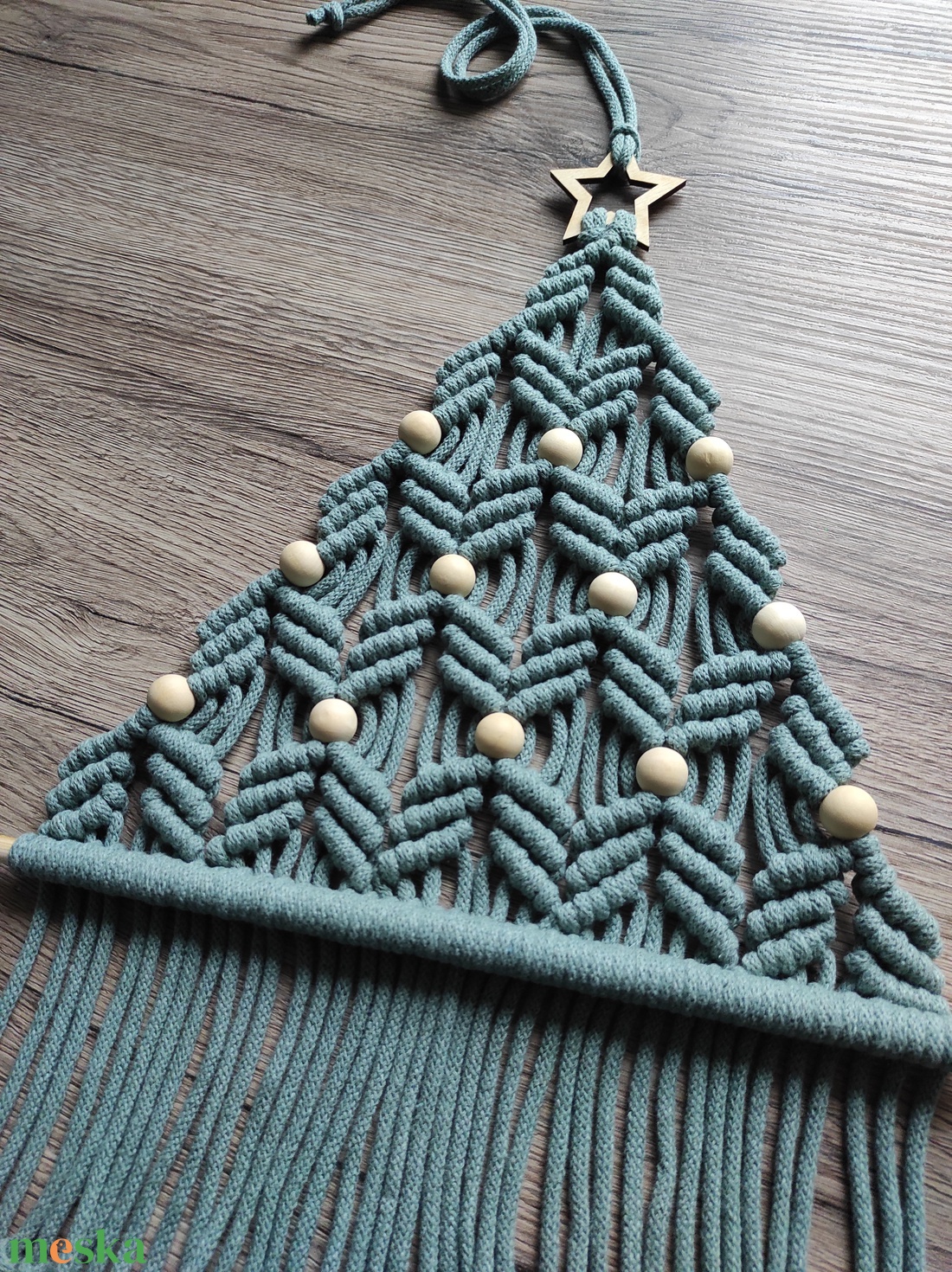 Makramé karácsonyfa (babér színben) - karácsony - karácsonyi lakásdekoráció - karácsonyi lakásdíszek - Meska.hu