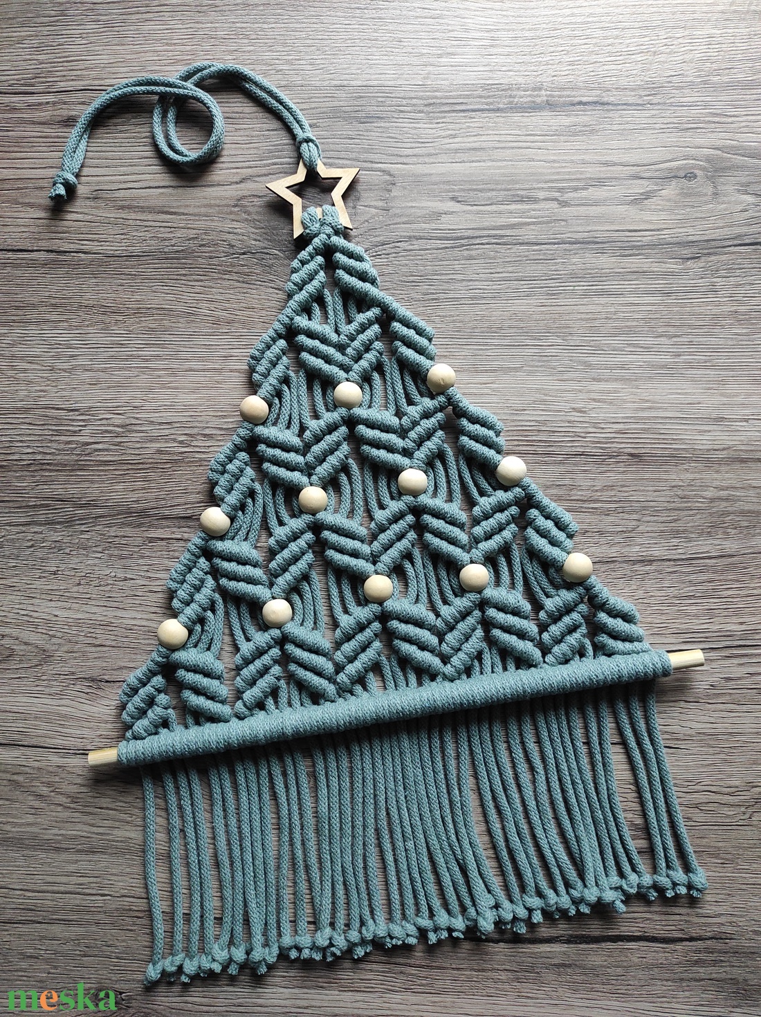 Makramé karácsonyfa (babér színben) - karácsony - karácsonyi lakásdekoráció - karácsonyi lakásdíszek - Meska.hu