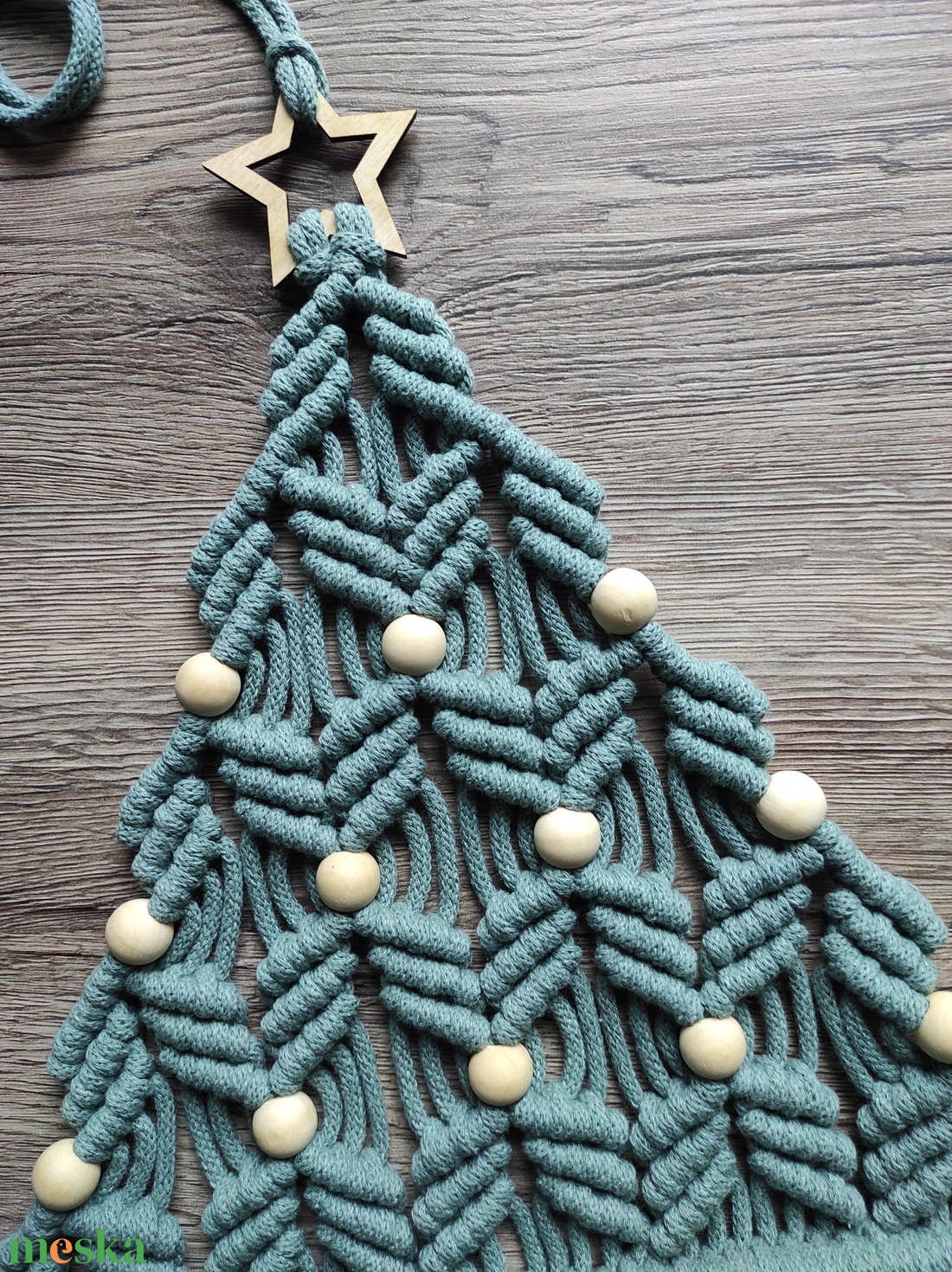 Makramé karácsonyfa (babér színben) - karácsony - karácsonyi lakásdekoráció - karácsonyi lakásdíszek - Meska.hu