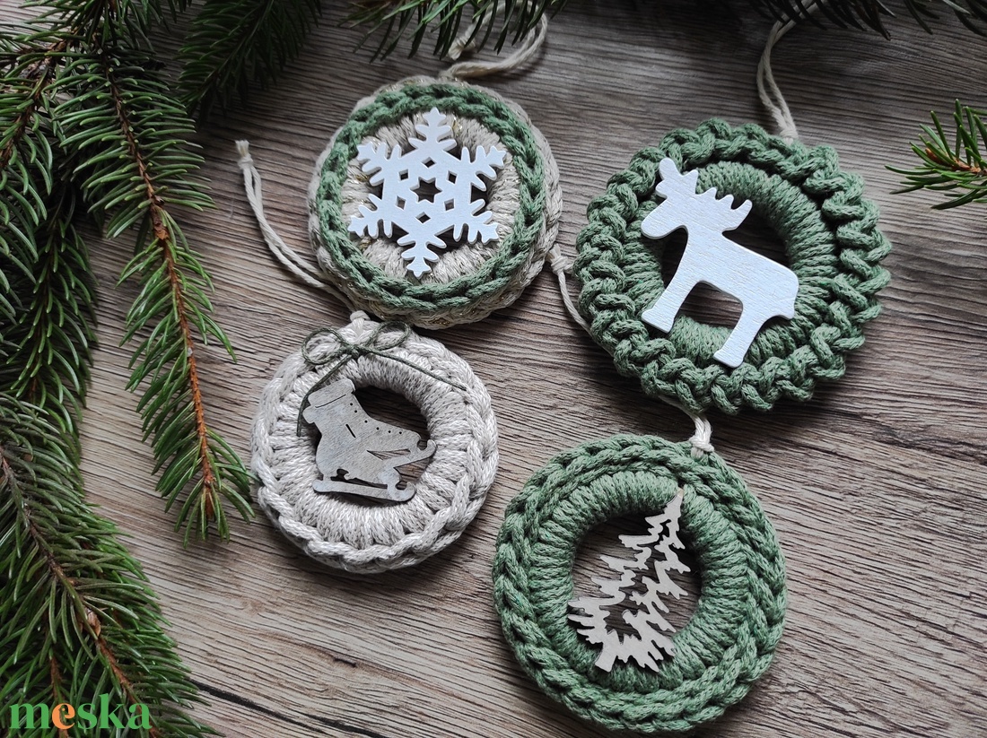 Horgolt karácsonyfadísz szett bézs-eukaliptusz színben - karácsony - karácsonyi lakásdekoráció - karácsonyfadíszek - Meska.hu