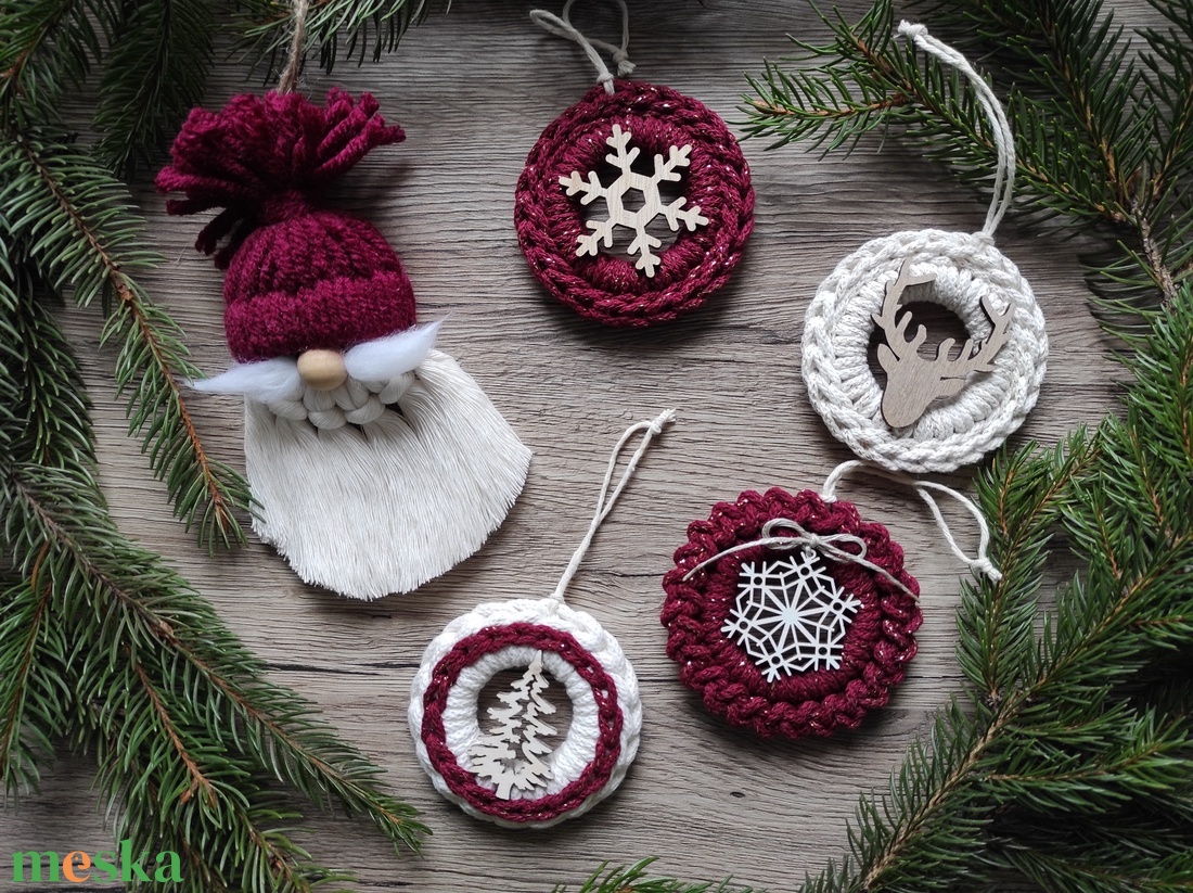 Horgolt karácsonyfadísz szett bordó-natúr színben - karácsony - karácsonyi lakásdekoráció - karácsonyfadíszek - Meska.hu