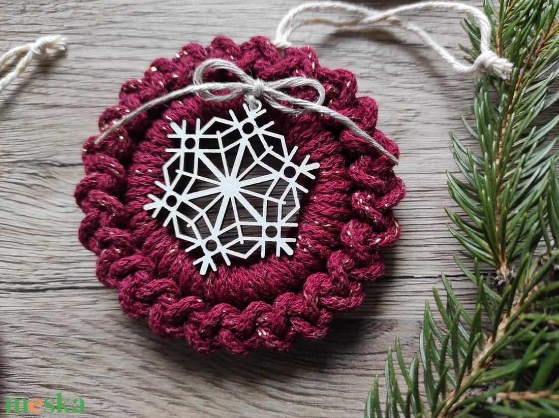 Horgolt karácsonyfadísz szett bordó-natúr színben - karácsony - karácsonyi lakásdekoráció - karácsonyfadíszek - Meska.hu