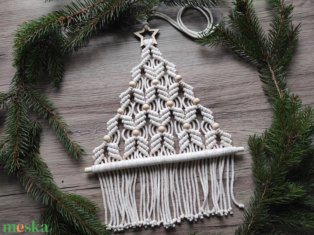 Makramé karácsonyfa ( natúr-arany színben ) - karácsony - karácsonyi lakásdekoráció - karácsonyi lakásdíszek - Meska.hu