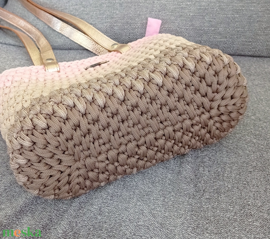 Női horgolt válltáska, rosegold pánttal - táska & tok - kézitáska & válltáska - válltáska - Meska.hu