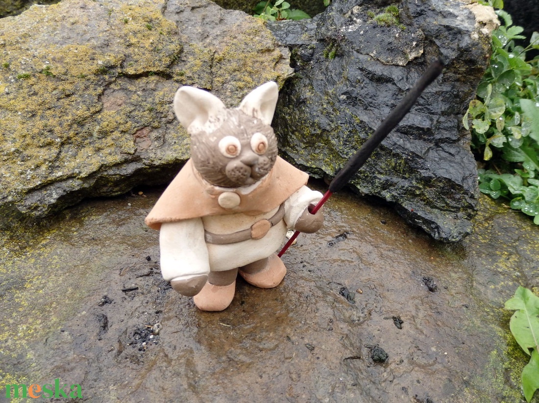 Kóbor Pöfeteg kerámia cica füstölőtartóval - művészet - szobor - kerámia - Meska.hu