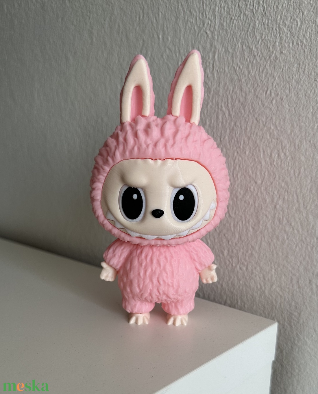 Labubu stílusú 3D nyomtatott figura (egyedi színben is kérhető) - kellékek & szerszámok - dekorációs kellékek - figurák - Meska.hu