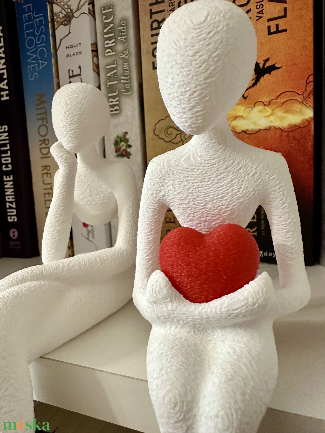 Három ülő szobor szívvel - polcdísz - otthon & életmód - dekoráció - asztal és polc dekoráció - asztaldísz - Meska.hu Három ülő szobor szívvel - polcdísz - otthon & életmód - dekoráció - asztal és polc dekoráció - asztaldísz - Meska.hu
