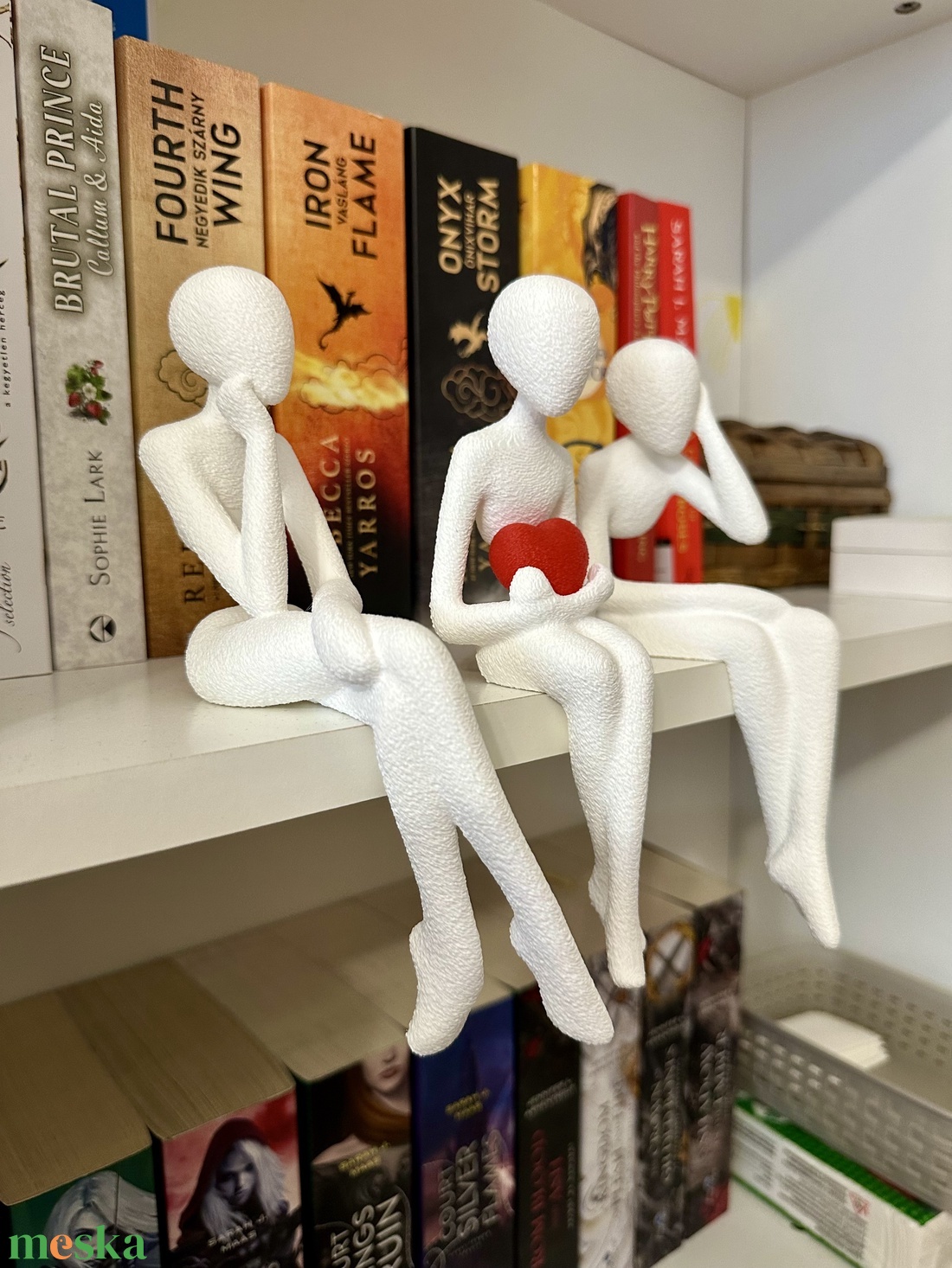 Három ülő szobor szívvel - polcdísz - otthon & életmód - dekoráció - asztal és polc dekoráció - asztaldísz - Meska.hu Három ülő szobor szívvel - polcdísz - otthon & életmód - dekoráció - asztal és polc dekoráció - asztaldísz - Meska.hu
