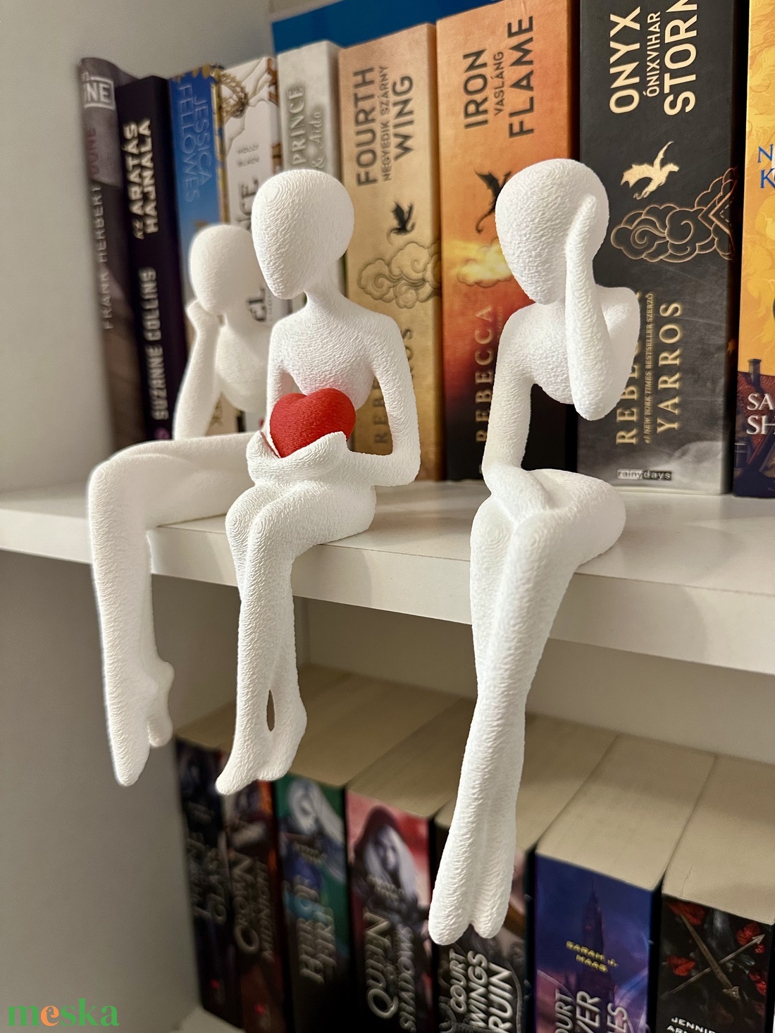 Három ülő szobor szívvel - polcdísz - otthon & életmód - dekoráció - asztal és polc dekoráció - asztaldísz - Meska.hu Három ülő szobor szívvel - polcdísz - otthon & életmód - dekoráció - asztal és polc dekoráció - asztaldísz - Meska.hu