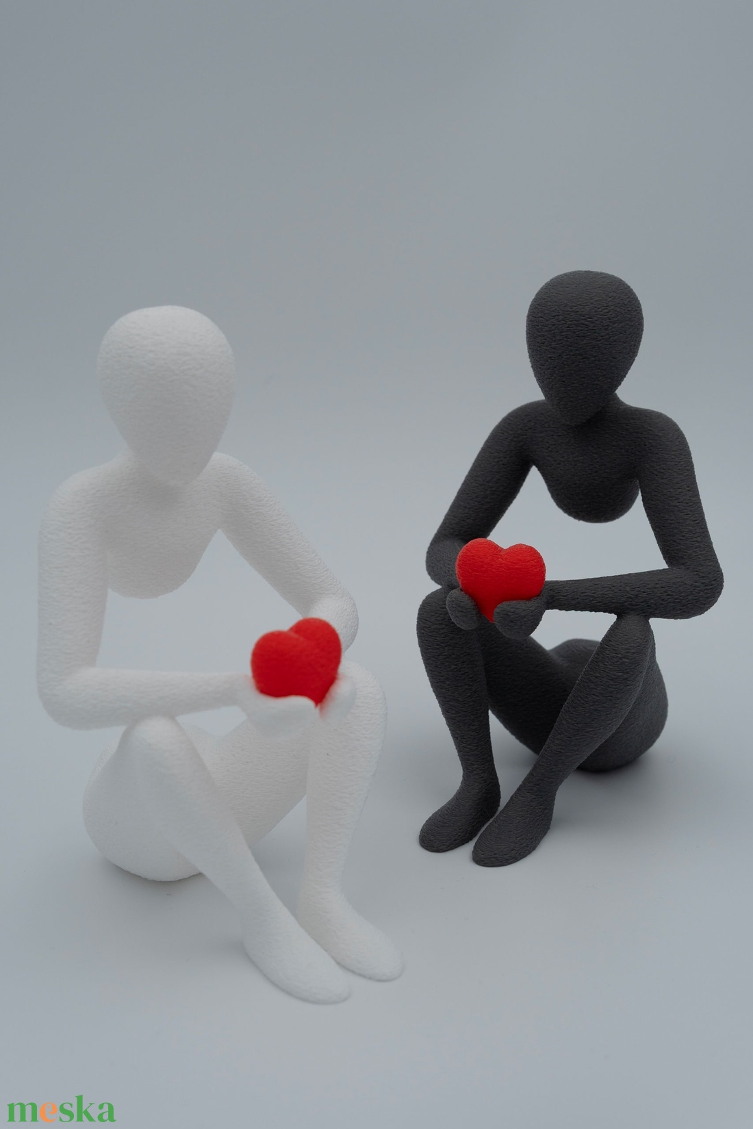 Modern szívet tartó emberalak � minimalista absztrakt szobor - otthon & életmód - dekoráció - asztal és polc dekoráció - asztaldísz - Meska.hu